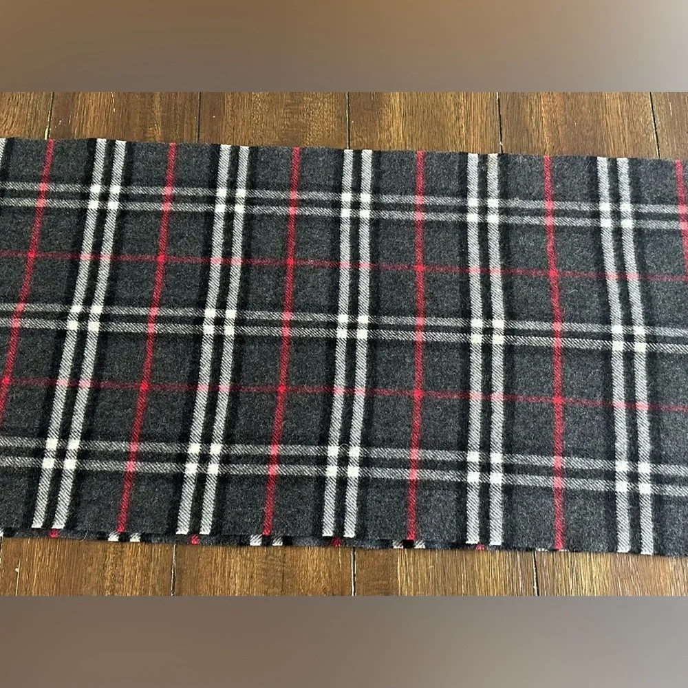 Vintage Burberry's cashmere scarf